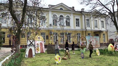 У середмісті Херсона прикрасили писанковий сад