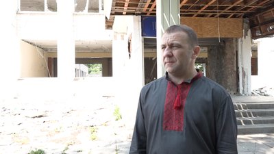 У Житомирі попрощалися з розбомбленим військами РФ ліцеєм №25 У Житомирі попрощалися з розбомбленим військами РФ ліцеєм №25