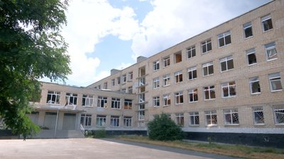 Волонтери у Харкові розбирають завали школи, яку окупанти обстріляли двічі Волонтери у Харкові розбирають завали школи, яку окупанти обстріляли двічі