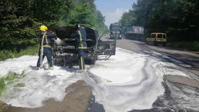 Загорівся на ходу: на Рівненщині повністю згорів "Range Rover"