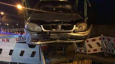 ДТП у Вінниці: автівка в’їхала в яму для ремонтних робіт ДТП у Вінниці: автівка в’їхала в яму для ремонтних робіт