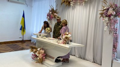"Одягають вишиванки, приходять з прапором". В одному з РАЦСів Дніпра від початку війни зареєстрували понад 1200 шлюбів