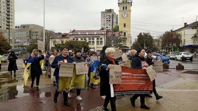 Вигукуючи патріотичні гасла учасники акції пройшли центральною вулицею міста, 20 жовтня 2023, Хмельницький Вигукуючи патріотичні гасла учасники акції пройшли центральною вулицею міста, 20 жовтня 2023, Хмельницький