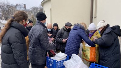 Два святкові обіди: у Львові організували роздачу їжі для нужденних