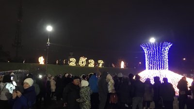 У Херсоні відкрили головну ялинку та облаштували новорічне містечко У Херсоні відкрили головну ялинку та облаштували новорічне містечко