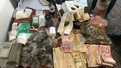 Наркозілля на 2 мільйони гривень: у Херсоні затримали групу наркозбувачів