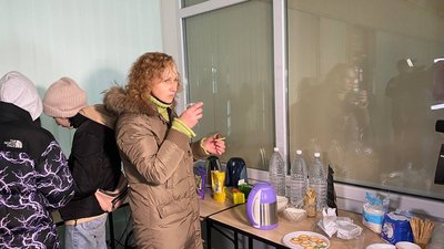 "Якщо буде критична ситуація, кількість місць збільшимо". Як працює "пункт незламності" у передмісті Дніпра