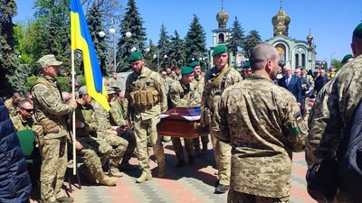 Під звуки сирен: у Черкасах попрощалися із воїнами, які загинули в бою за Попасну Під звуки сирен: у Черкасах попрощалися із воїнами, які загинули в бою за Попасну