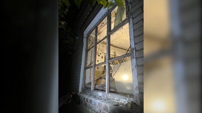 Пошкоджений будинок внаслідок обстрілів РФ у Слов'янську