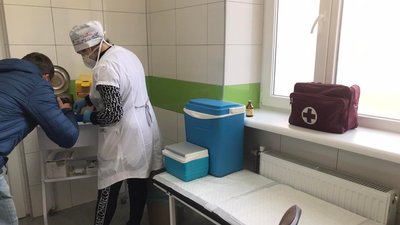 Щеплюють і без документів. У Львові запрацював пункт вакцинації бездомних Щеплюють і без документів. У Львові запрацював пункт вакцинації бездомних