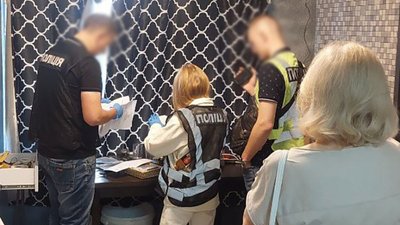 працівник банку