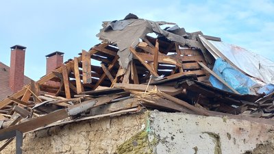 Вибиті вікна, понівечені будинки. Який вигляд має місце падіння уламків ракети РФ у Дніпрі – фоторепортаж