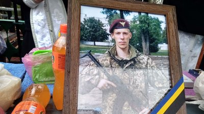 У Кропивницькому попрощалися з чотирма військовими, які загинули на війні з Росією У Кропивницькому попрощалися з чотирма військовими, які загинули на війні з Росією