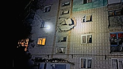Війська РФ вдарили з артилерії по Нікопольщині. Пошкоджені багатоповерхівки та приватний будинок