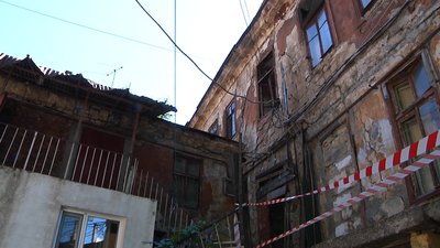 “Живемо на постійному шухері”: в будинку у центрі Одеси розійшлася тріщина, мешканців відселили