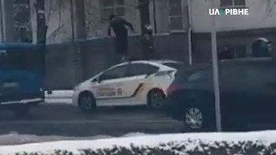 Пробіжка по даху патрульної машини у самому центрі Рівного: в пошуках челенджера (ВІДЕО) Пробіжка по даху патрульної машини у самому центрі Рівного: в пошуках челенджера (ВІДЕО)