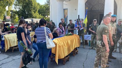 У Полтаві прощаються із загиблими бійцями У Полтаві прощаються із загиблими бійцями