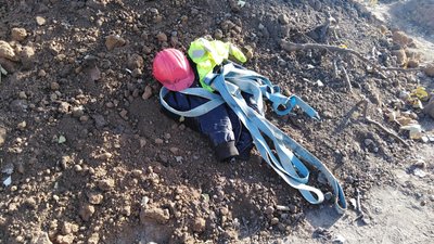 У Миколаєві під час проведення робіт у траншеї відбувся зсув ґрунту. Під завалом люди