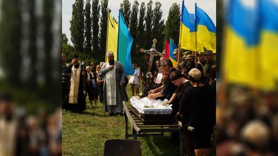 У Сосниці попрощалися із бійцем, який обороняв Донеччину
