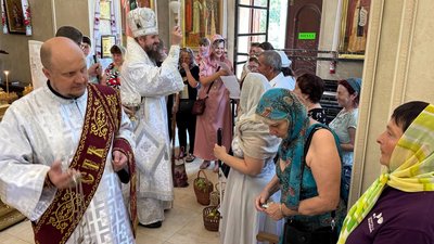Освячують фрукти, квіти й мед. 6 серпня у всіх громадах ПЦУ на Кіровоградщині відзначили Преображення або Яблучний Спас Освячують фрукти, квіти й мед. 6 серпня у всіх громадах ПЦУ на Кіровоградщині відзначили Преображення або Яблучний Спас