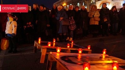 У центрі Дніпра тисячею лампадок виклали напис «Герої не вмирають» (ФОТО)