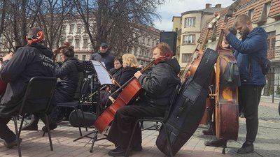 Збирали гроші для ЗСУ. У середмісті Франківська зіграв академічний симфонічний оркестр Збирали гроші для ЗСУ. У середмісті Франківська зіграв академічний симфонічний оркестр