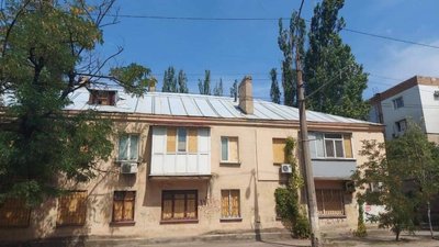 У Миколаєві ремонтують покрівлю будинку, який був пошкоджений під час обстрілів 17 червня У Миколаєві ремонтують покрівлю будинку, який був пошкоджений під час обстрілів 17 червня