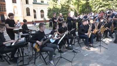 У Львові організували Парад оркестрів, аби зібрати гроші для ЗСУ
