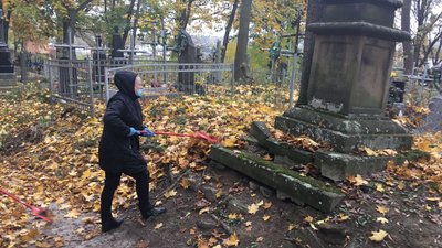 В Житомирі відбулася акція з прибирання Польського кладовища В Житомирі відбулася акція з прибирання Польського кладовища