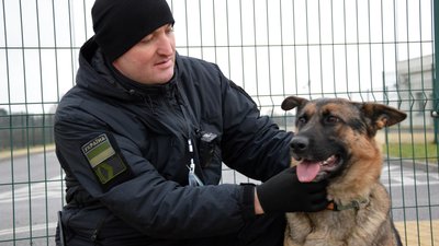 Леонід і Стефі на службі