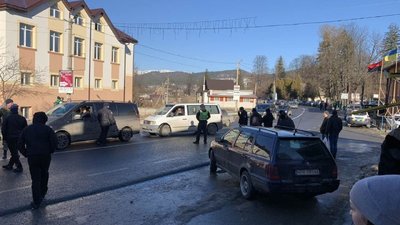 У Микуличині на Прикарпатті другий день перекривають дорогу У Микуличині на Прикарпатті другий день перекривають дорогу