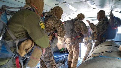 Десантування з повітряного судна Мі-8: у Миколаєві морпіхи стрибали з парашутом Десантування з повітряного судна Мі-8: у Миколаєві морпіхи стрибали з парашутом