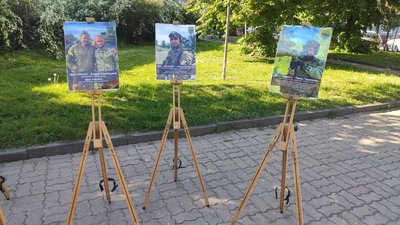Вони захищають Україну: в Тернополі просто неба організували фотовиставку