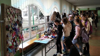 Під час благодійного ярмарку учні луцького ліцею збирали гроші на дрон для військових