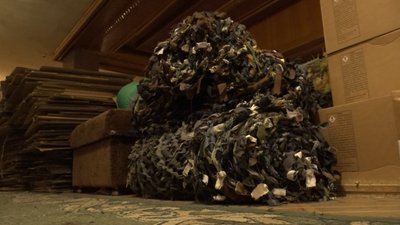 З 2014 року плетуть маскувальні сітки. Як іванофранківки допомагають армії З 2014 року плетуть маскувальні сітки. Як іванофранківки допомагають армії
