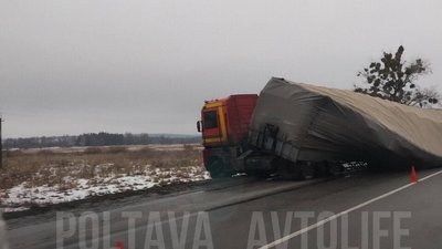 На Полтавщині частково обмежили рух на трасі Київ-Харків через аварію
