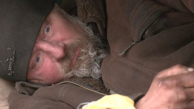 "Господарює" у подвір'ї: черкасці одного з будинків скаржаться на бездомного