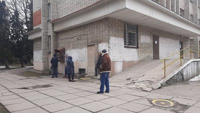 Біля львівських поліклінік черги на здачу зразків для ПЛР Біля львівських поліклінік черги на здачу зразків для ПЛР