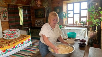 Як народжується сільська паска з печі