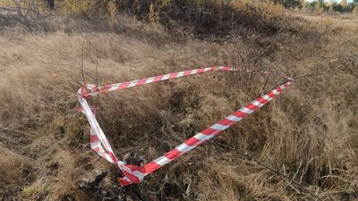 На Донеччині двоє чоловіків намагались розібрати снаряд — один загинув, ще один поранений