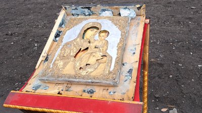 40 днів трагедії. Біля зруйнованого ракетним ударом будинку в Дніпрі відслужили панахиду за загиблими — фоторепортаж 40 днів трагедії. Біля зруйнованого ракетним ударом будинку в Дніпрі відслужили панахиду за загиблими — фоторепортаж