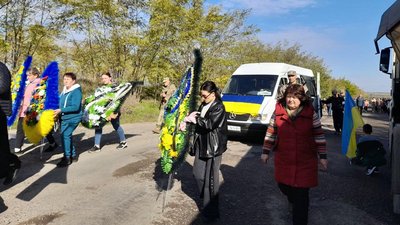 На Миколаївщині провели в останню путь воїна Михайла Завірюху На Миколаївщині провели в останню путь воїна Михайла Завірюху