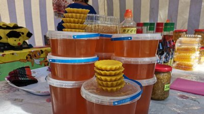 Бджолярі регіону привезли продукцію до Полтави на ярмарок "Свято меду" Бджолярі регіону привезли продукцію до Полтави на ярмарок "Свято меду"