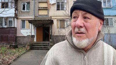 "Від вибуху заклинило двері". Очевидці про обстріли багатоповерхівок у Корабельному районі Херсона
