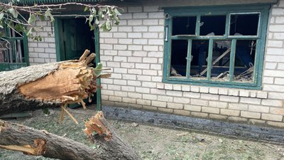 Загиблий в Чорнобаївці, пошкоджені будівлі дитячої лікарні та університету — наслідки обстрілів Херсонщини армією РФ Загиблий в Чорнобаївці, пошкоджені будівлі дитячої лікарні та університету — наслідки обстрілів Херсонщини армією РФ
