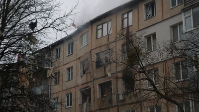 В сумську п’ятиповерхівку влучив російський безпілотник — в якому стані будинок В сумську п’ятиповерхівку влучив російський безпілотник — в якому стані будинок