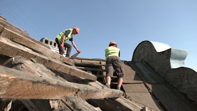 Відновлюють покрівлю та склять вікна: у Чернігові ремонтують пошкоджені будинки після ракетного удару по драмтеатру Відновлюють покрівлю та склять вікна: у Чернігові ремонтують пошкоджені будинки після ракетного удару по драмтеатру
