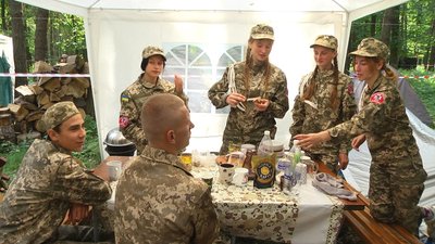 Це - чатові, вони мають кожний по три рої і є старшими над ними