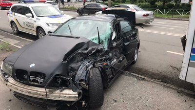 У Хмельницькому в ДТП потрапило маршрутне таксі: четверо людей травмовані