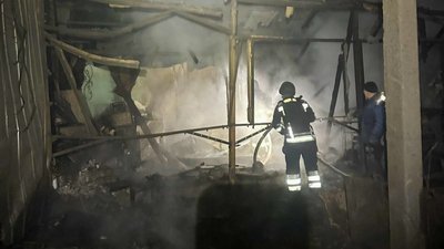 Рятувальники на місці влучання російського дрона в Артемівці, 18 березня 2026 року
